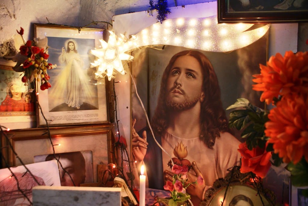 Autel religieux dans une ruelle du centre historique de Naples.