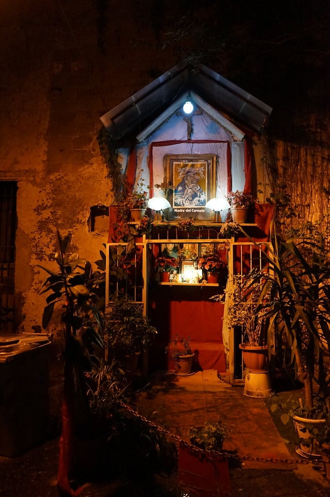Autel religieux dans une ruelle du centre historique de Naples.
