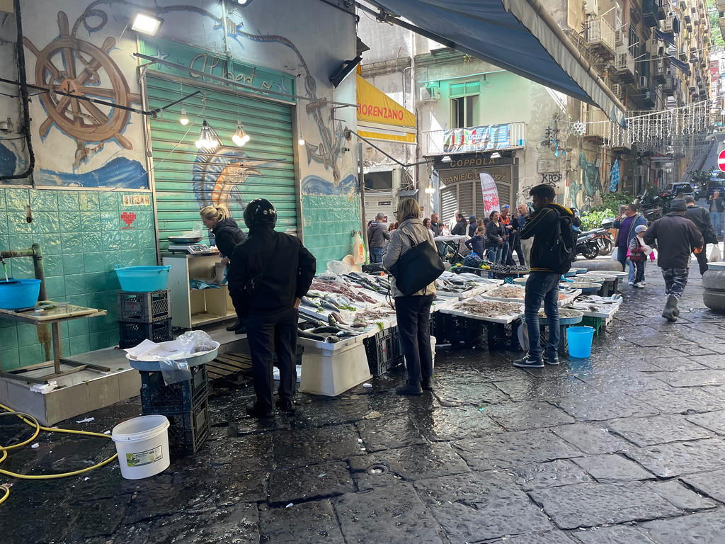 Marchand de poisson de la vieille ville de Naples.