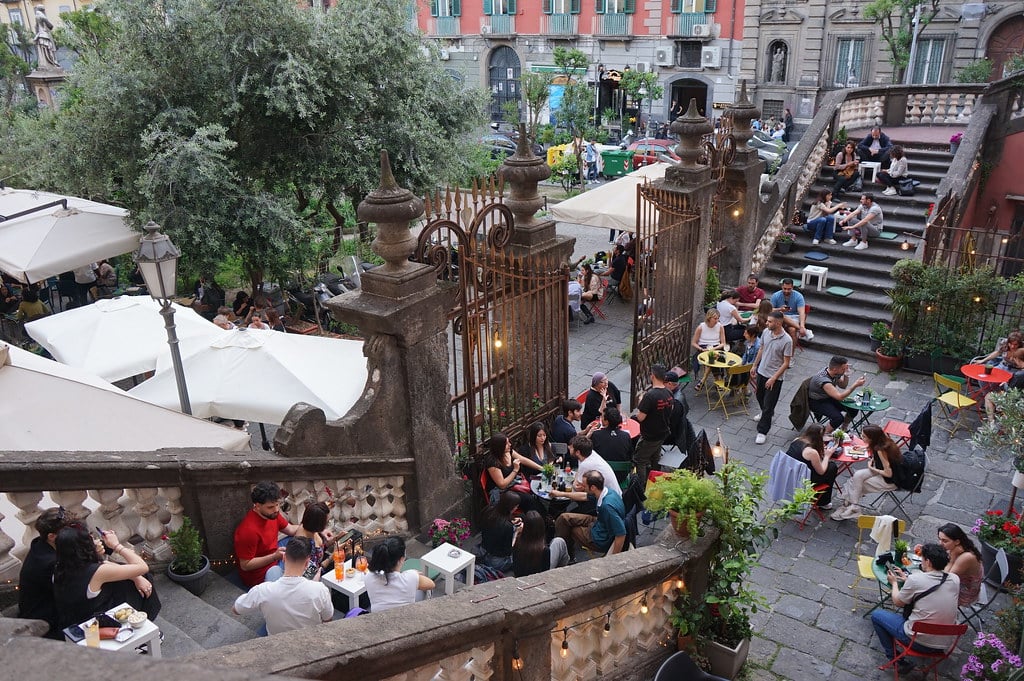Terrasse sur la Piazza Bellini à Naples.
