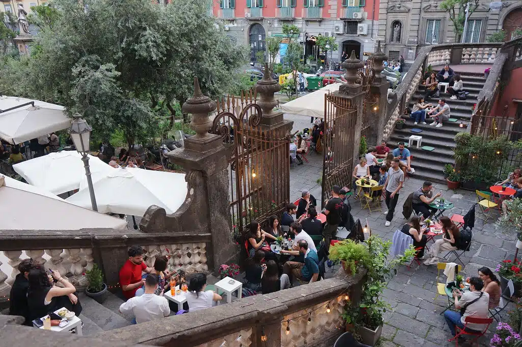 Terrasse sur la Piazza Bellini à Naples.