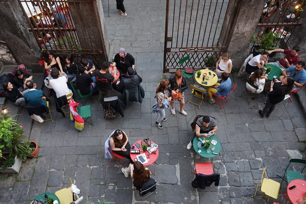 Terrasse sur la Piazza Bellini à Naples.