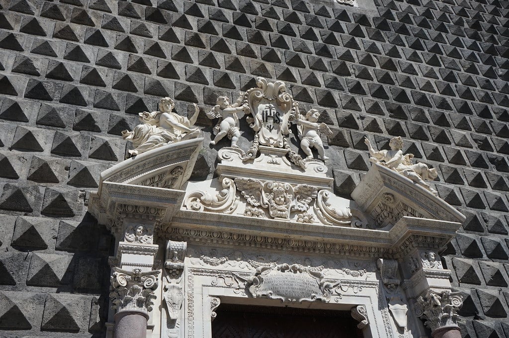 Porte de l'église Gesu Nuovo et sa célèbre façade à point de diamant à Naples.