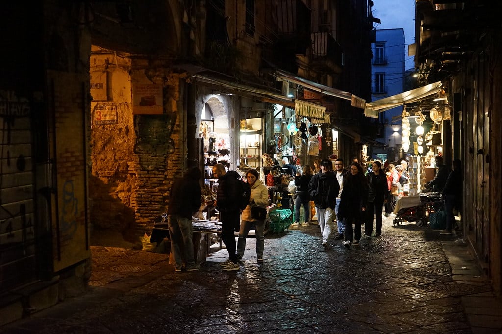 Dans le centre historique de Naples à la tombée de la nuit.