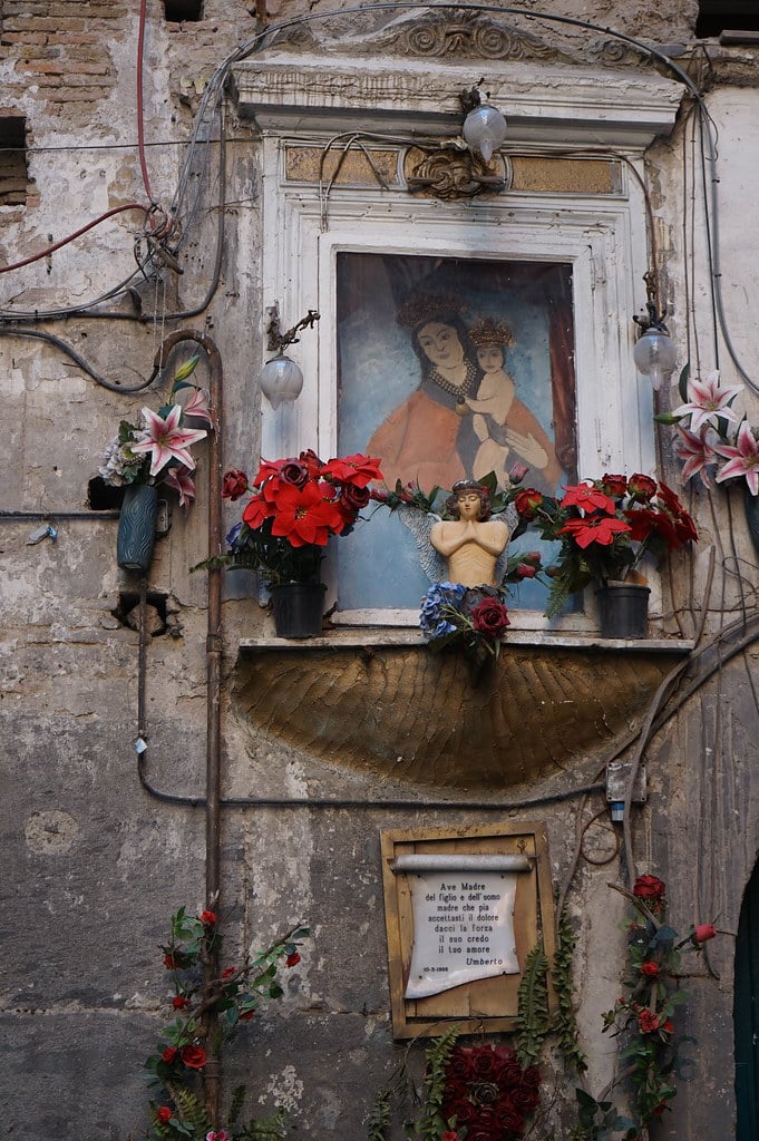 Icone de la vierge à l'enfant dans une rue du centre historique de Naples.
