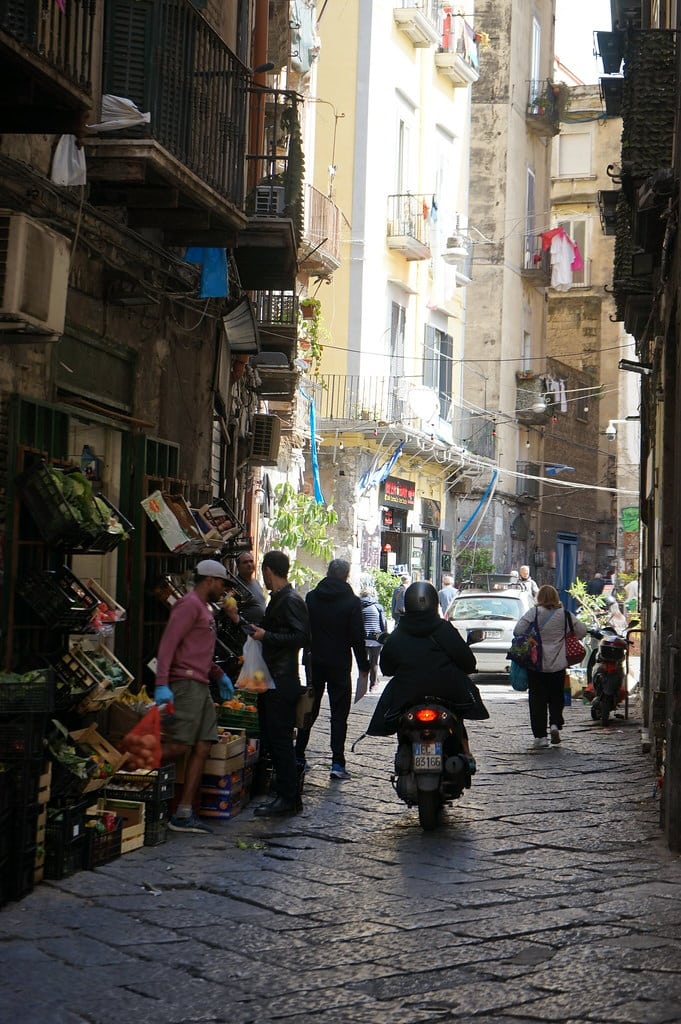 Dans une ruelle près de l'université dans la vieille ville de Naples.