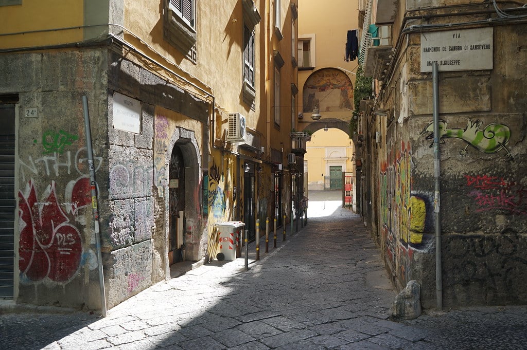 Dans le centre historique de Naples près de la Chapelle Sansevero.