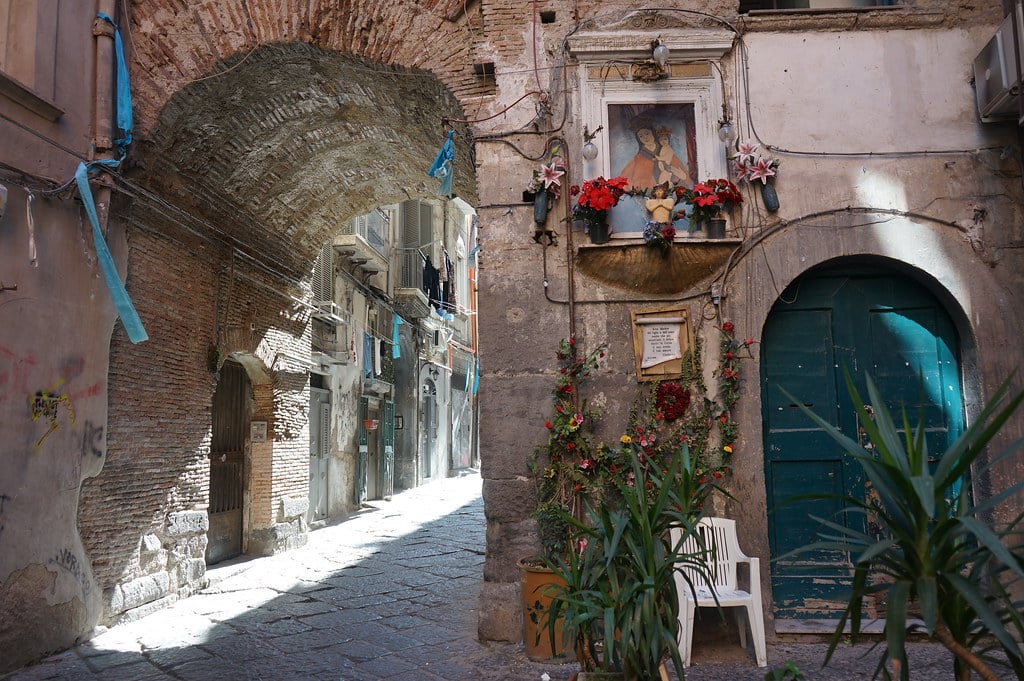 Vestige d'un théâtre antique dans une rue du centre historique de Naples.