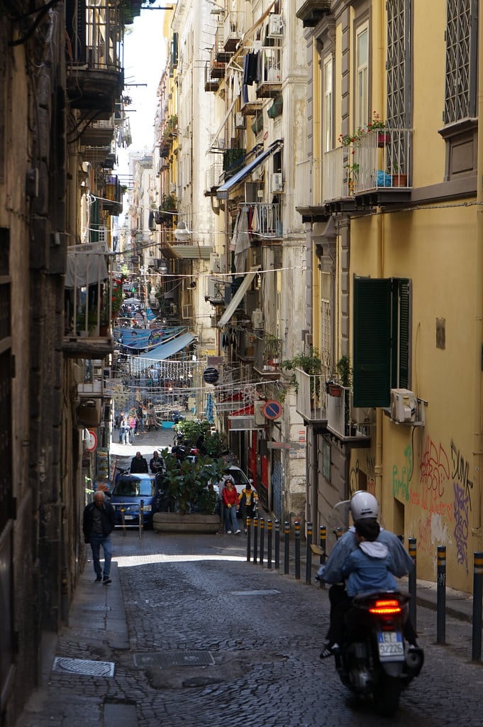 Dans la rue qui fend Naples ou spaccanapoli dans la vieille ville de Naples.