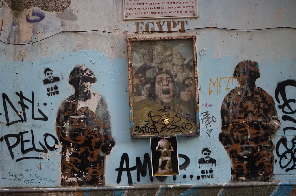 Street art à Naples : Egypt entre protestation des femmes et répression armée.