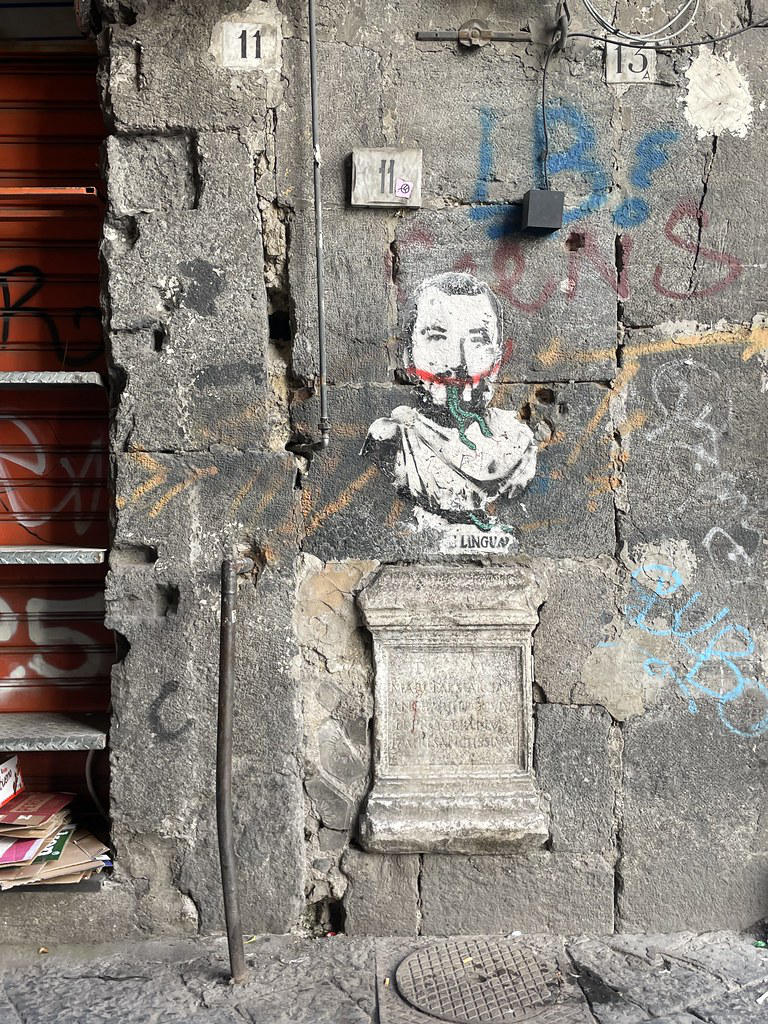 Street art à Naples avec Salvini en serpent.