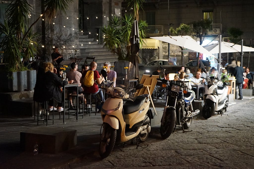 Terrasse de restaurant en soirée dans la Vieille Ville de Naples.