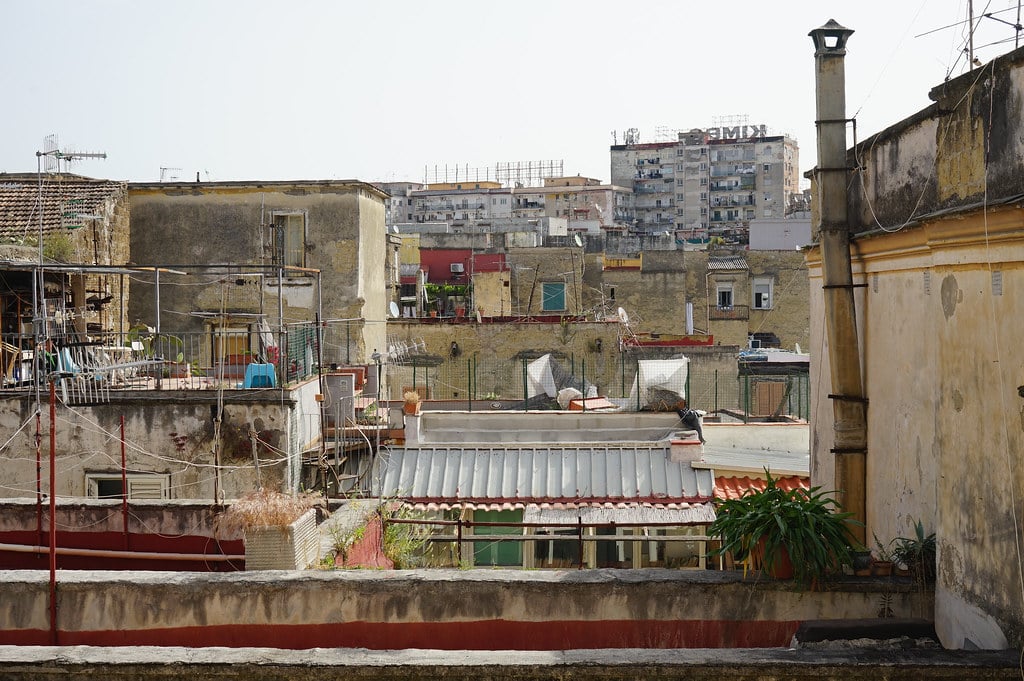 Paysage de toits dans la Vieille Ville de Naples.