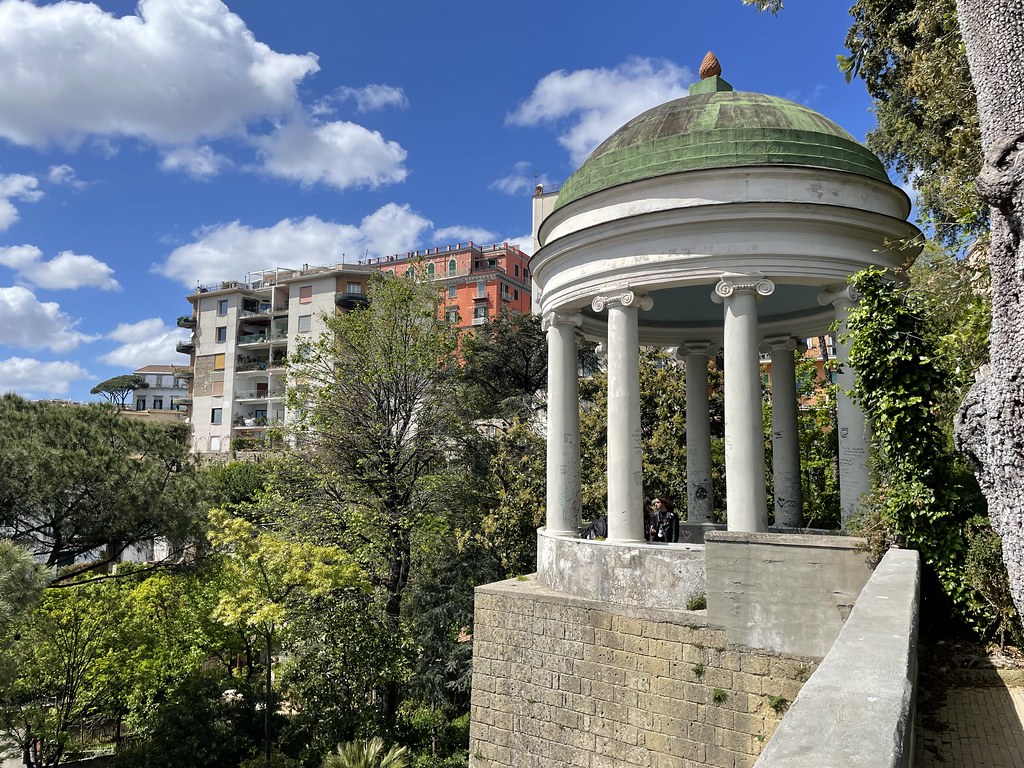 Petit temple néoclassique de la Villa Floridiana à Naples.