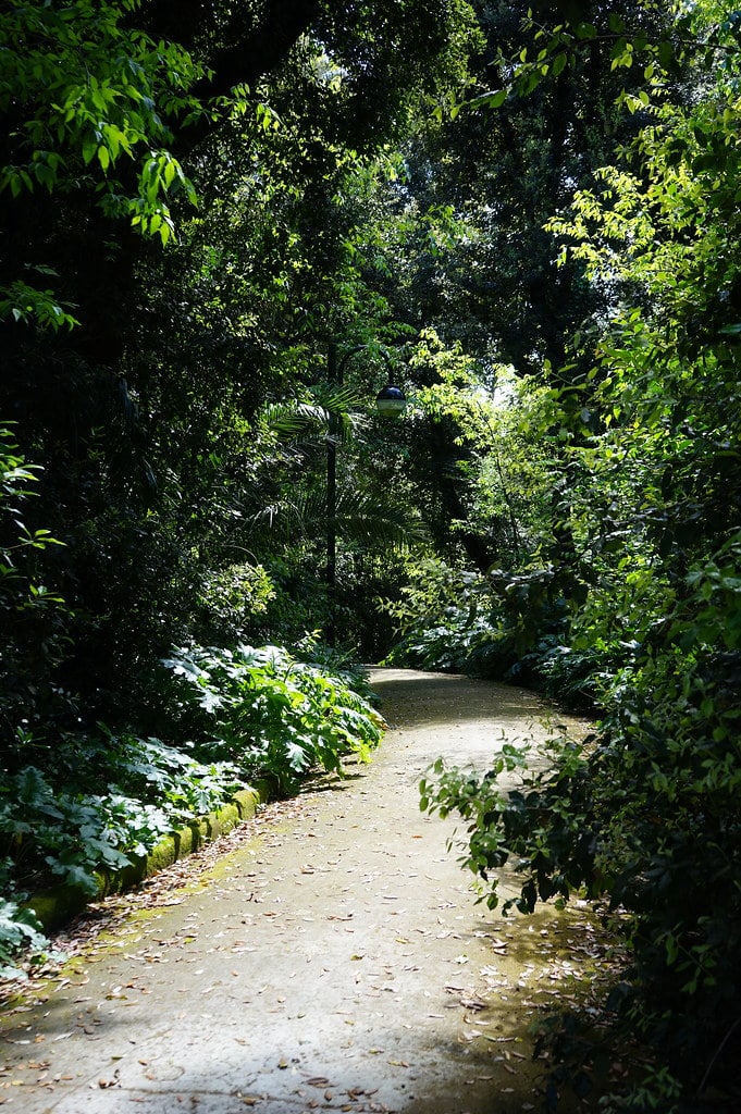 Sentier dans le jardin de la Villa Floridiana à Naples.