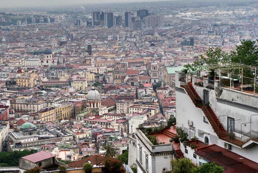 Vue sur la vieille ville de Naples et le quartier des affaires en arrière plan depuis la colline de Vomero.