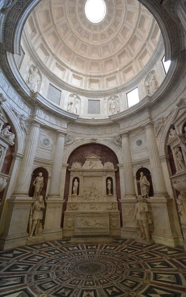 Chapelle de Caracciolo di Vico dans l'église San Giovanni a Carbonara à Naples. Photo de Mentnafunangann. Licence ccbysa 4.0