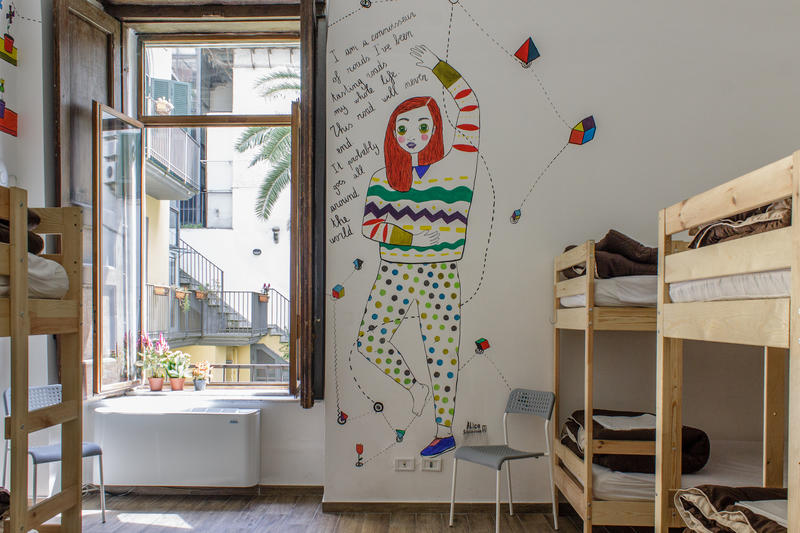 Lire la suite à propos de l’article Auberge de jeunesse à Naples : 8 lieux chouettes dès 21€ en 2026