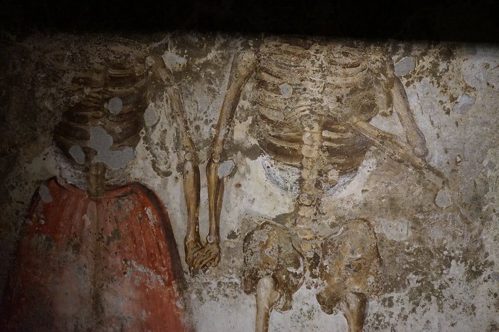 Peinture macabre dans les catacombes San Gaudioso à Naples.