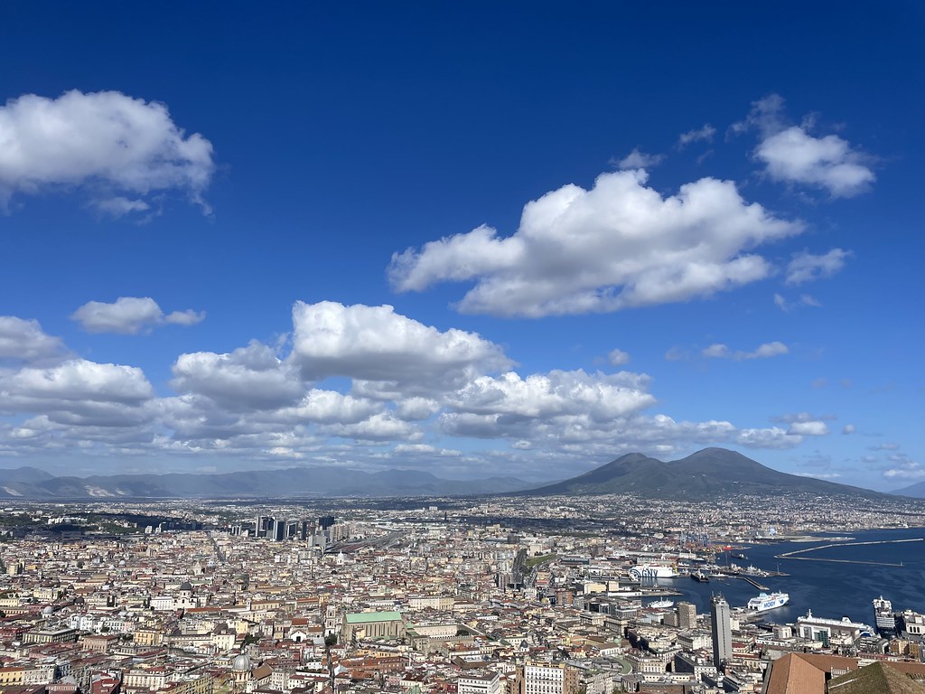 Vue sur Naples et le Vésuve depuis le Castel Sant'Elmo dans le quartier de Vomero.