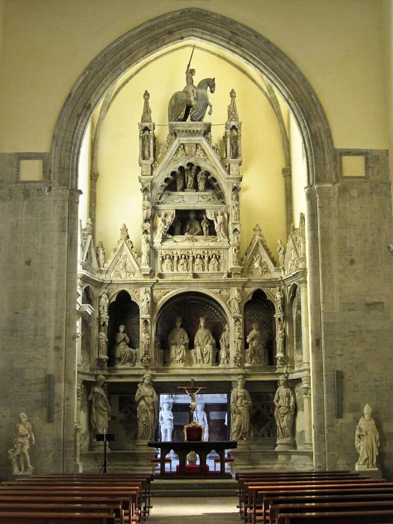 Nave et monument funéraire dans l'église San Giovanni a Carbonara à Naples. Photo d'Armando Mancini. Licence ccbysa20