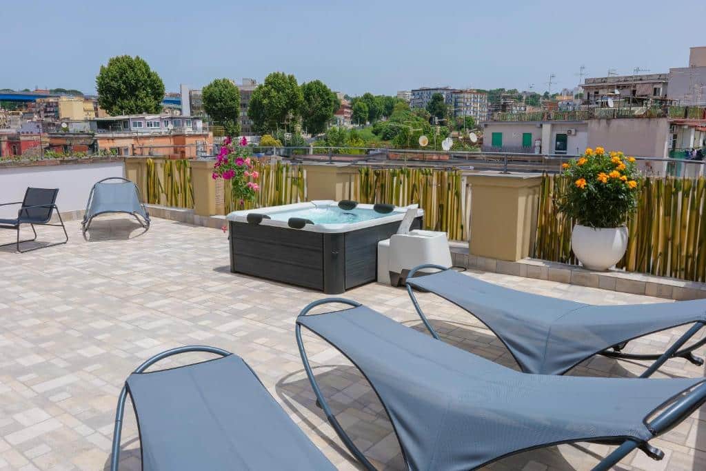 Toit terrasse de l'Hotel Rooftop Parthenopeo à Naples.