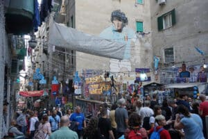 Fresque de Maradona à Naples : Street art et pèlerinage footballistique