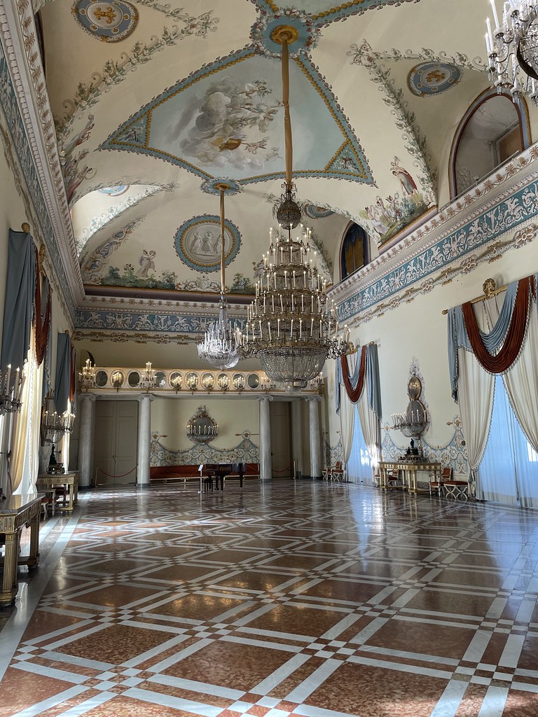 Salle de bal dans le Palais de Capodimonte à Naples.