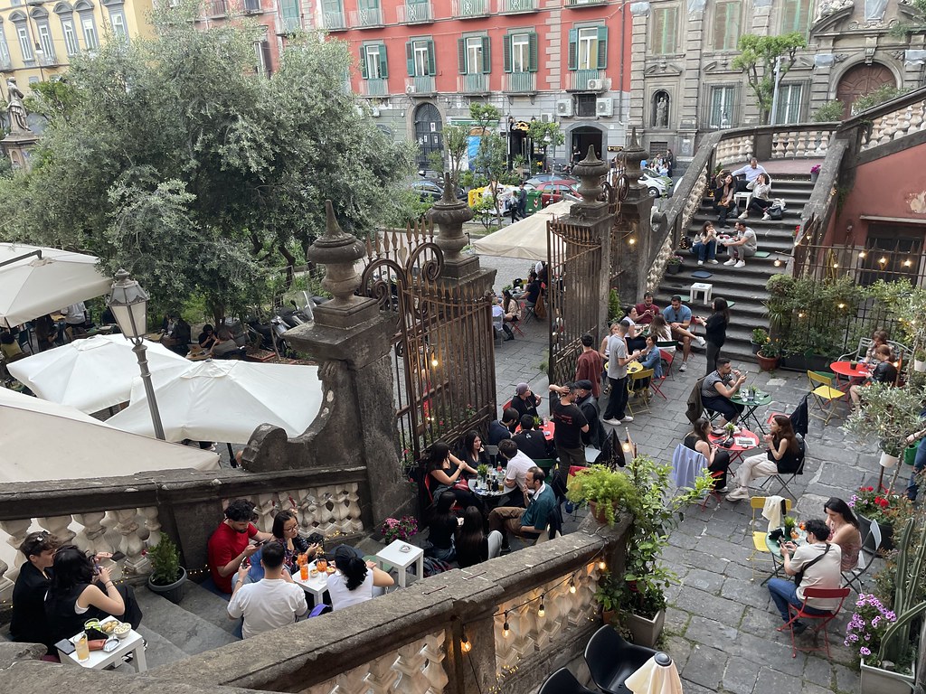 Piazza Bellini à Naples avec un peu plus de monde.