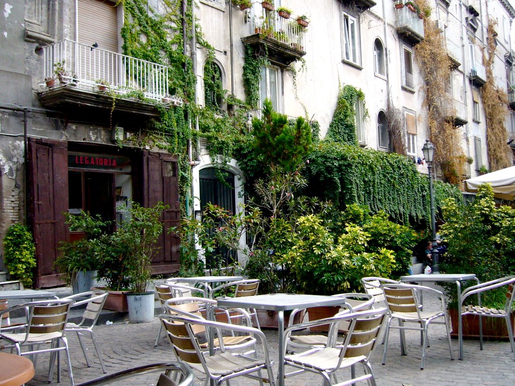 Terrasse de café sur la place Bellini.