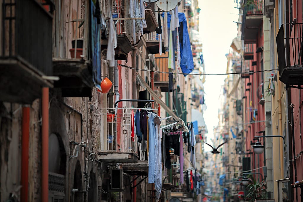 Balcons et ruelle des Quartiers Espagnols à Naples – Photo de Stròlic Furlàn – Davide Gabino