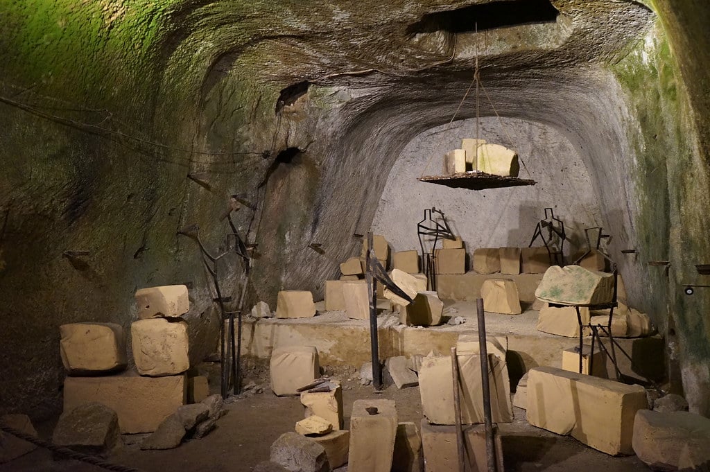 Dans les souterrains de Naples creusés pour son tuf, une roche volcanique absorbant les secousses sismiques.