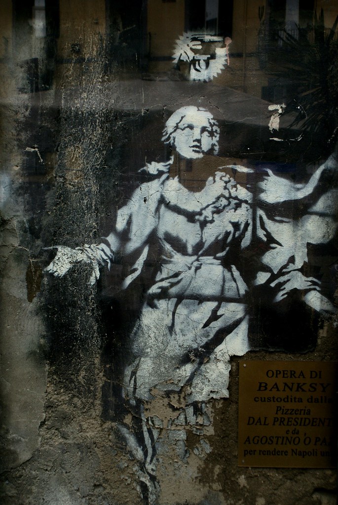 Oeuvre de street art de Bansky la "madone au pistolet" à Naples.