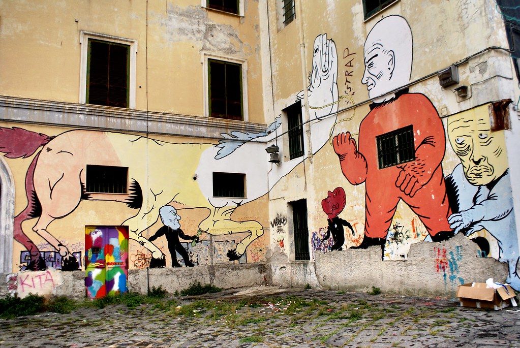 Street art à Naples : Cheval poursuivi par des chauves étranges.