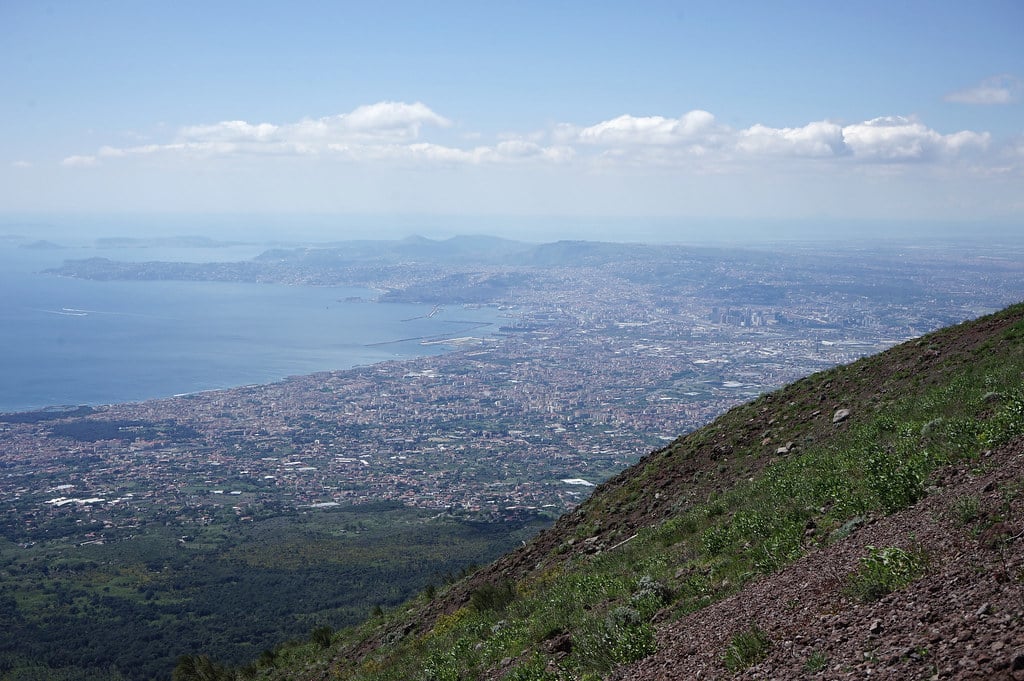 Vue sur Naples depuis le Vésuve.