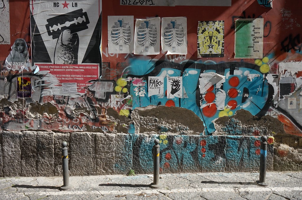 Street art à Naples en couches successives.