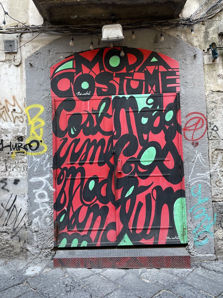 Street art à Naples et boutique de mode.