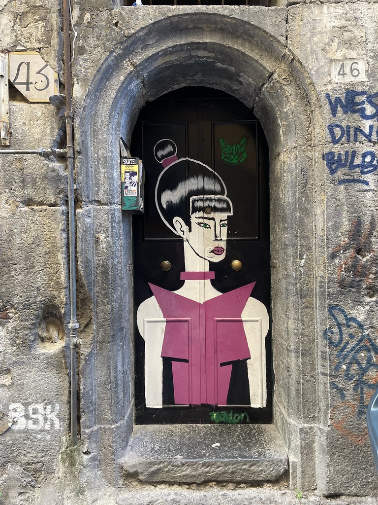 Street art à Naples et portrait de femme.