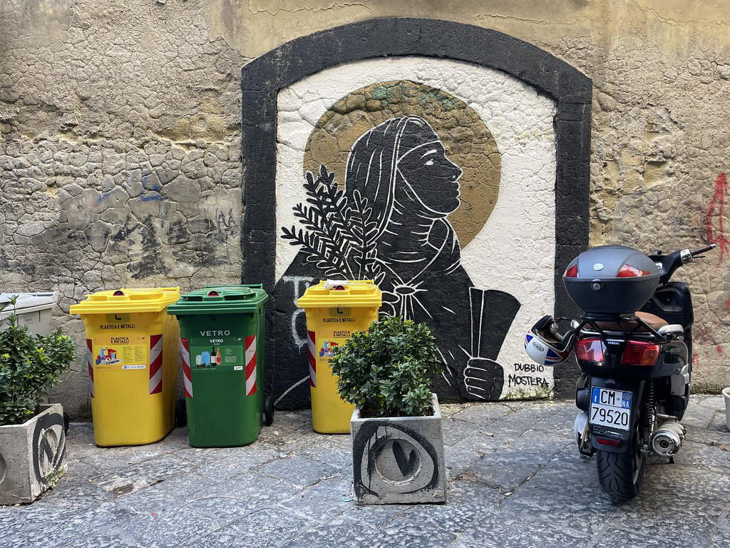 Street art à Naples avec une figure de religieuse.
