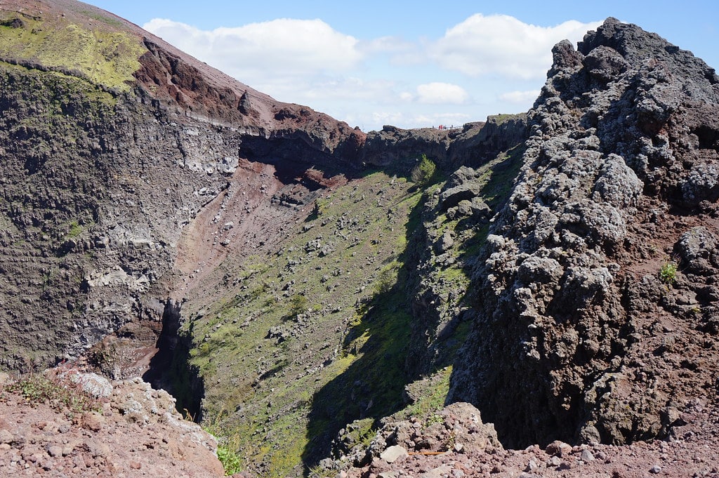 Plongée dans l'impressionnant cratère du Vésuve. Vous devinerez quelques silhouettes au loin pour avoir l'échelle.