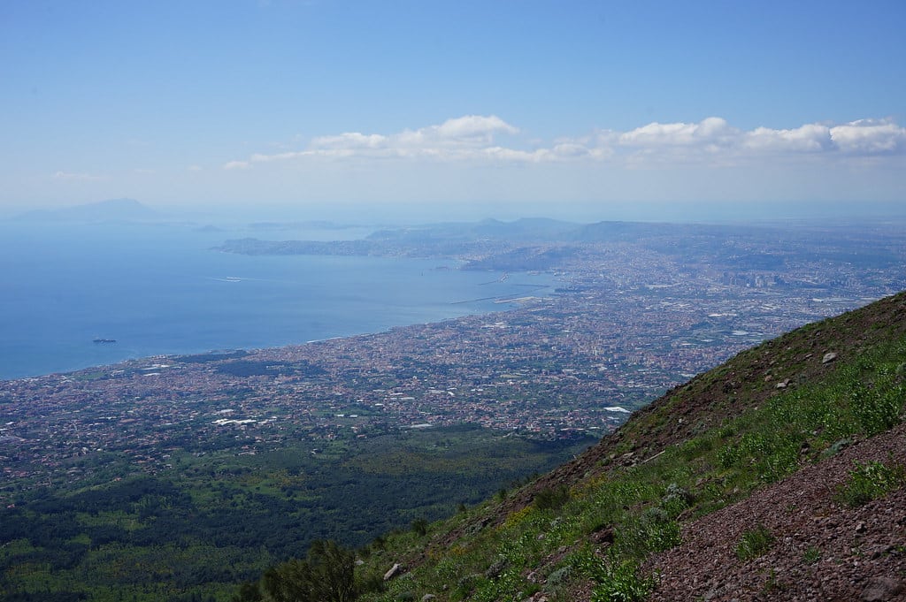 Vue en direction de Naples, des îles d'Ischia et Procida depuis le sommet du volcan Vésuve.