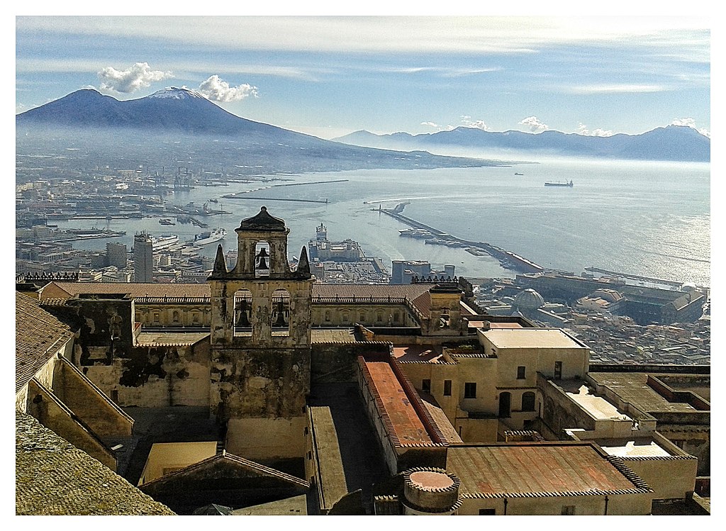 Vue depuis le chateau de Sant Elmo sur la Baie de Naples et le Vésuve - Photo de Vincenzo Gionta