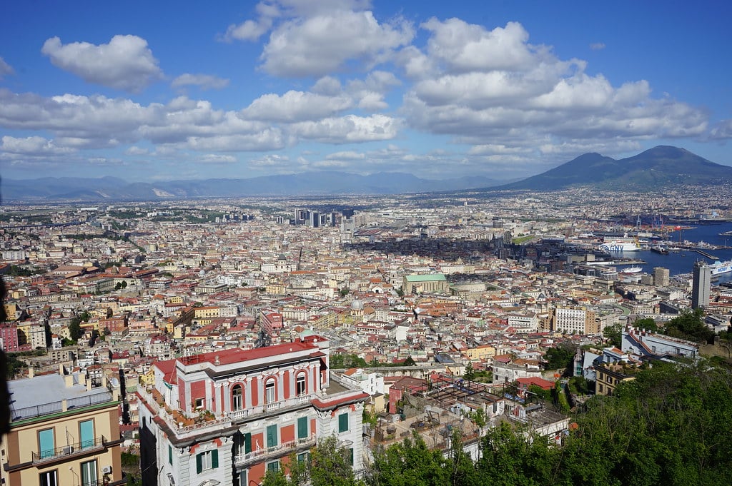 Vue sur la Vieille Ville de Naples et le Vesuve depuis le Chateau de Sant'Elmo à Naples.