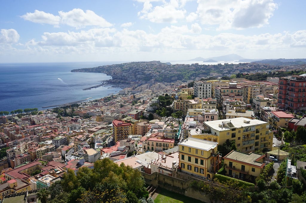 Vue depuis le chateau Sant Elmo vers le sud-ouest, Mergellina et les îles d'Ischia et Procida.