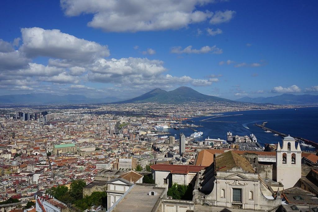 Vue sur Naples et le Vésuve depuis la colline du Vomero (chateau castello Sant Elmo)