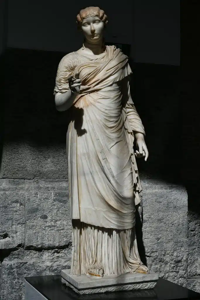 Statue d'une jeune femme au musée d'archéologique de Naples - Photo de Phyrexian - Licence ccbysa 4.0