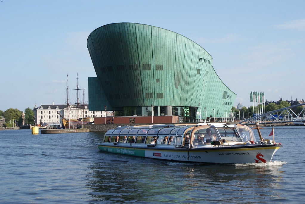 Au premier plan, le Musée Nemo à Amsterdam. Au second celui de la marine.