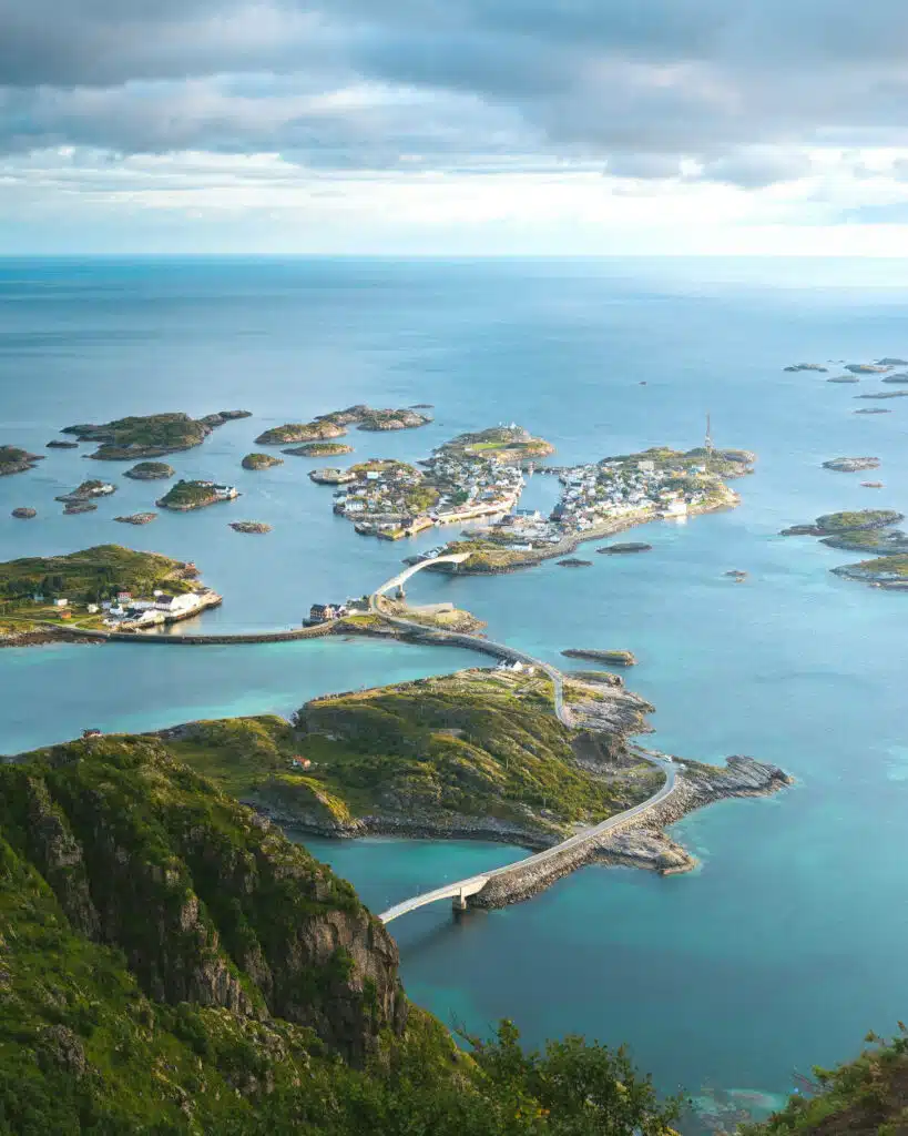 Svolvaer dans les îles Lofoten en Norvège - Photo de Valdemaras / Unsplash
