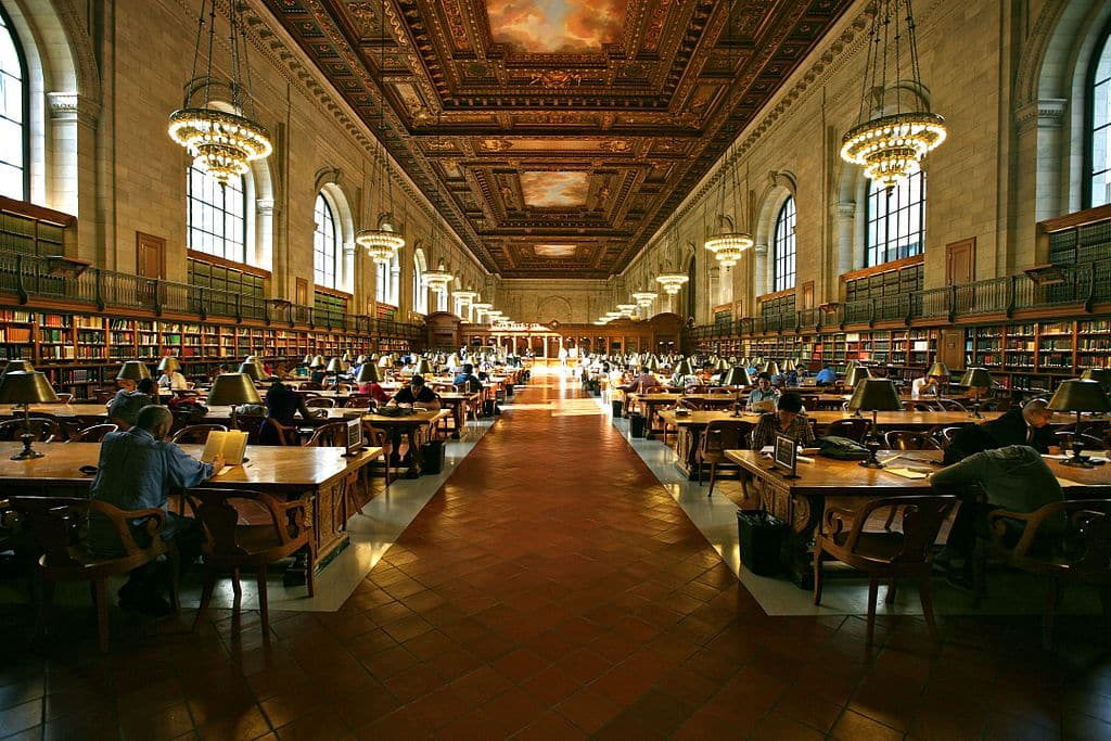 Dans la Grande Salle de lecture de Bibliothèque publique de New York. Photo d'Alex Proimos / CC BY SA 2.0