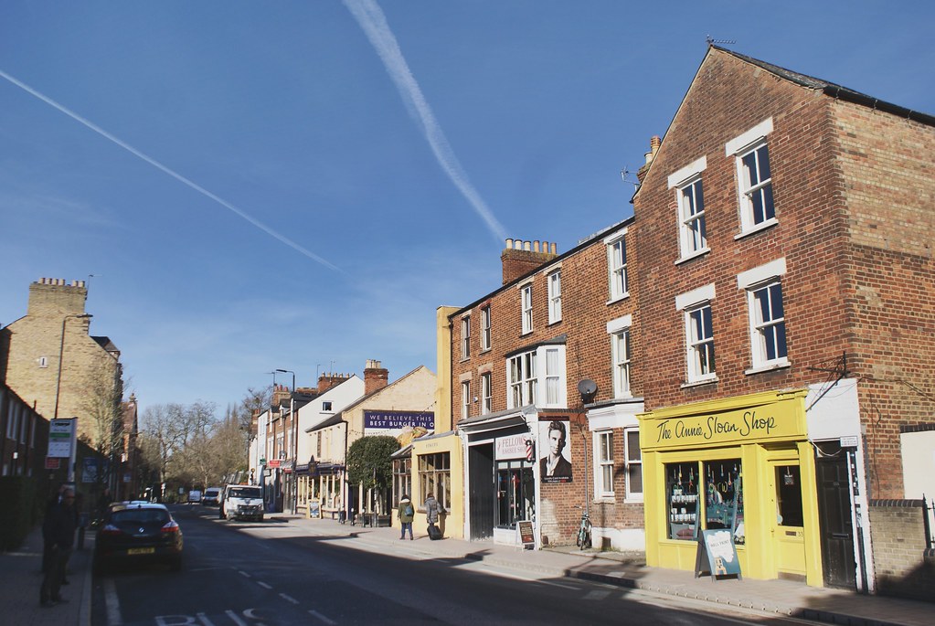 > Sur Cowley road, quelques boutiques indépendantes, bars et cafés à Oxford.